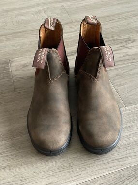 Blundstone Brown Leather Chelsea Boots with Maroon Elastic